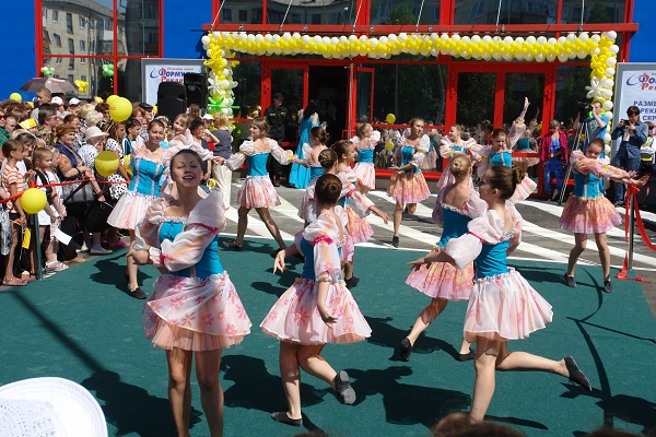 танцы на открытии торгового центра Столичный