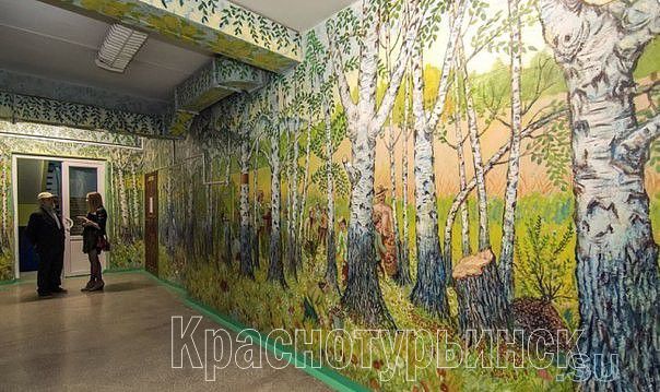 В Екатеринбурге 90-летний сторож расписал стены школы сказочными картинами