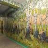 В Екатеринбурге 90-летний сторож расписал стены школы сказочными картинами