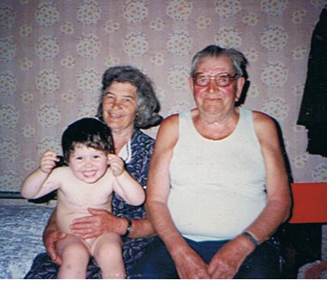 Баба Тоня, дед Вавя и правнучка Янка, 1997 год